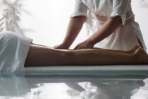 Tiro cortado de jovem mulher recebendo massagem no salão de spa — Fotografia de Stock