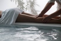 Plan recadré de jeune femme recevant un massage dans un salon de spa — Photo de stock