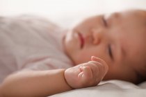 Primo piano vista di adorabile asiatico neonato dormire sul letto, messa a fuoco selettiva — Foto stock