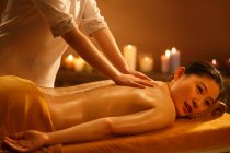 Jeune asiatique femme réception corps massage à spa salon — Photo de stock