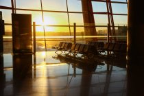 In der leeren modernen Flughafenlounge bei Sonnenuntergang — Stockfoto