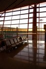 All'interno della moderna lounge vuota dell'aeroporto durante il tramonto — Foto stock