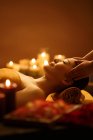 Joven asiático mujer recibiendo cabeza masaje en spa salon - foto de stock