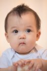 Primer plano vista de adorable asiático bebé mirando lejos en casa - foto de stock
