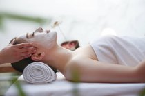 Молодая азиатка получает массаж головы в спа-салоне — стоковое фото