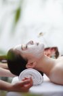 Joven asiático mujer recibiendo cabeza masaje en spa salon - foto de stock