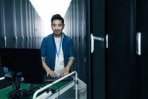 Технический персонал, работающий с компьютером в техническом помещении — стоковое фото