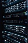 Red de servidores con cables en el centro de datos - foto de stock