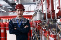 Professionelle männliche Ingenieur in harter Arbeit in der Fabrik Brandschutzkontrolle — Stockfoto