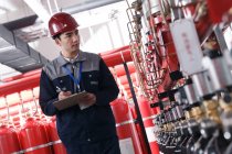 Professionelle männliche Ingenieur in harter Arbeit in der Fabrik Brandschutzkontrolle — Stockfoto