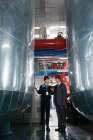 Chinesische Ingenieure in Harthüten arbeiten zusammen in der Fabrikinspektion — Stockfoto