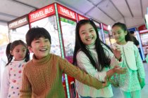 Fröhliche Jungen und Mädchen beim gemeinsamen Spielen in der Spielhalle — Stockfoto