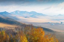 Красивый осенний пейзаж во Внутренней Монголии — стоковое фото