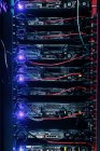 Rede de servidores com fios de cabo no data center — Fotografia de Stock