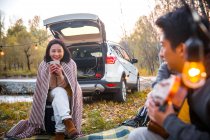 Felice asiatico fidanzato giocare chitarra per fidanzata in autunno foresta — Foto stock