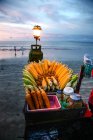 Vista de perto de vários lanches deliciosos na praia em Bali — Fotografia de Stock