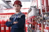 Професійний чоловік-інженер у капелюсі, що працює на заводі з контролю вогню — стокове фото