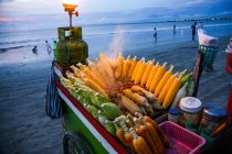 Vue rapprochée de diverses délicieuses collations sur la plage de Bali — Photo de stock