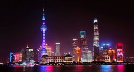 Шанхайская городская застройка ночью, удивительный город, отраженный в воде — стоковое фото