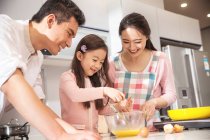 Щаслива Азіатська сім'я з однією дитиною разом готуємо в кухні — стокове фото
