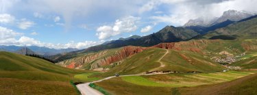 Высокий угол обзора сельской дороги и живописное плато Цинхай-Тибет — стоковое фото