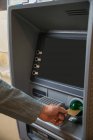 Junge Männer nutzen Geldautomaten — Stockfoto