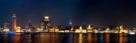 Shanghai costruzione urbana di notte, sorprendente paesaggio urbano riflesso in acqua — Foto stock