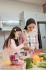 Happy молода Азіатська мати і чарівна маленька дочка готувати разом у кухні — стокове фото