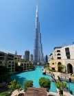 DUBAI, UNITED ARAB EMIRATES - Oct 7, 2016: The Burj Khalifa tower and amazing urban cityscape of Dubai — Stock Photo