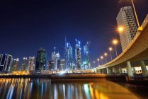 Низкий угол обзора Dubai Business Bay ночью — стоковое фото