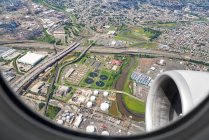 Blick aus dem Flugzeug auf die Erde und das Stadtgebiet — Stockfoto