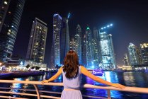 Donna asiatica alla ricerca del paesaggio urbano di Dubai — Foto stock