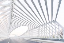 Baixo ângulo de visão da arquitetura moderna ponte branca da estrada de Pequim — Fotografia de Stock