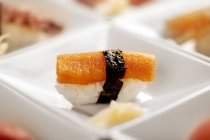Vue rapprochée de la délicieuse cuisine japonaise, sushi en récipient blanc, mise au point sélective — Photo de stock