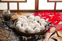 Vista de cerca de deliciosas bolas de arroz glutinoso y semillas de sésamo en la mesa - foto de stock