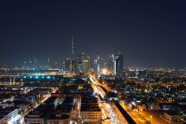 Vista aerea di skyline urbano di Dubai di notte — Foto stock