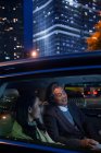 Щаслива азіатська пара верхи в машині ввечері — стокове фото