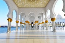 Abu Dhabi, Emirados Árabes Unidos - 5 de outubro de 2016: Grande Mesquita Sheikh Zayed em Abu Dhabi, Emirados Árabes Unidos — Fotografia de Stock