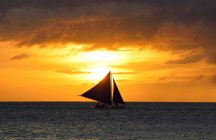 Splendida vista mare con barca a vela al tramonto, Boracay, Filippine — Foto stock