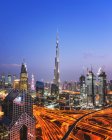 Célèbre tour Burj Khalifa la nuit, Émirats arabes unis — Photo de stock