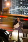 Feliz asiático casal abraçando na rua à noite — Fotografia de Stock