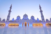 Abu Dhabi, UAE - October 5, 2016: Sheikh Zayed Grand Mosque in Abu Dhabi, UAE — Stock Photo