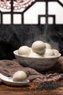 Vista ravvicinata della ciotola con palline di riso glutinoso caldo sul tavolo — Foto stock