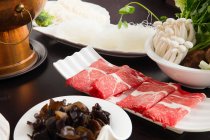 Мідний гарячий горщик, м'ясо та гриби, концепція харчування — стокове фото