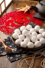 Deliziose palline di riso glutinoso tradizionale cinese e semi di sesamo sul tavolo — Foto stock