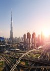 DUBAI, EMIRATOS ÁRABES UNIDOS - 7 de octubre de 2016: El centro de Dubái con la torre Burj Khalifa, la estructura artificial más alta del mundo - foto de stock
