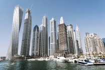 Dubai, Emirados Árabes Unidos - 6 de outubro de 2016: Edifícios futuristas na Marina do Dubai . — Fotografia de Stock