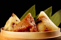 Крупним планом Смачний клейкий рис, загорнутий у листя бамбука — стокове фото