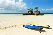 Planches de surf bleues et jaunes sur sable à la plage de boracay — Photo de stock