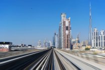 Vista da linha de metrô em Dubai e paisagem urbana moderna — Fotografia de Stock